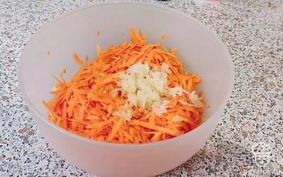 На мелкой терке натираем чеснок.