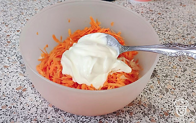 Добавляем две ложки сметаны.