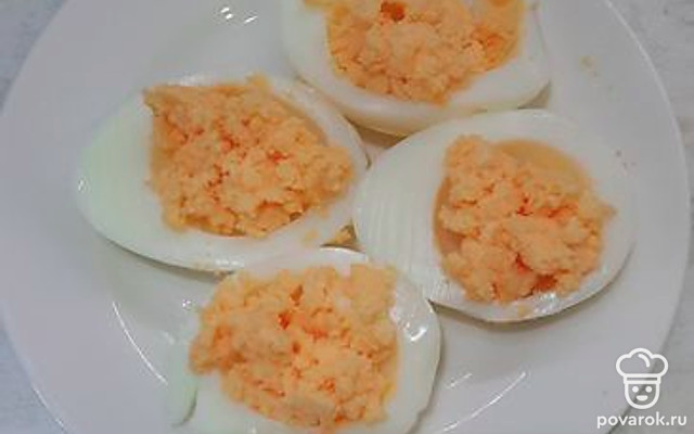 Яйца, фаршированные желтком и сливочным маслом — Рецепт с фото
