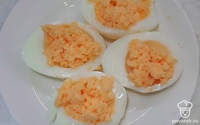 Желтками начинить половинки. 
