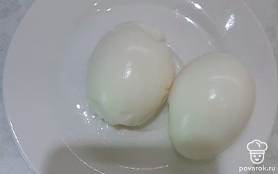 Отварить и очистить яйца. 