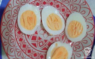 Разрезать яйца на половинки.