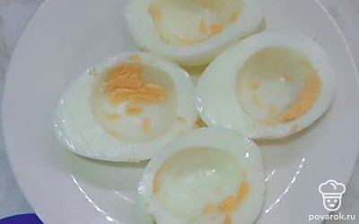 Вытащить желтки.