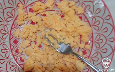 Вилкой измельчить желтки.