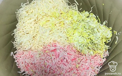 Яйца отвариваем. Плавленый сыр, яйца, крабовые палочки натираем на мелкой терке. Чеснок измельчаем.