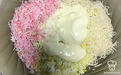 В миску добавляем майонез. Все тщательно перемешиваем. Формируем шарики как раффаэлки.