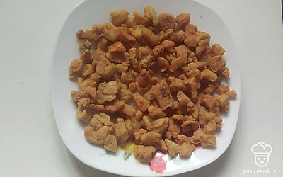 Свиное сало нарезать на кусочки, посолить и обжарить до вытопления жира на медленном огне. Остудить. 