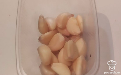 Почистить чеснок. Натереть на терке. 