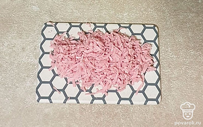 Колбасу натрите на крупной терке.