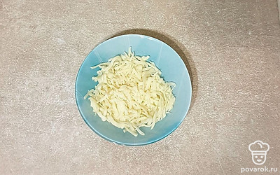 Сыр измельчите на крупной терке.