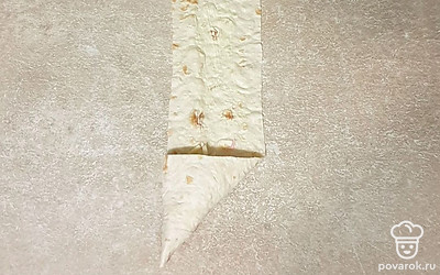 Лаваш с начинкой сверните в конвертик.