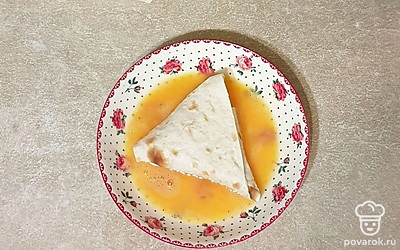 Яйцо вбейте в глубокую тарелку, всыпьте соль и перец, взболтайте. Получившиеся конвертики обмакните с каждой стороны в яйце.