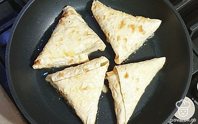 Сковороду разогрейте, выложите на нее конвертики и жарьте на небольшом огне. Томите до золотистой корочки с двух сторон.