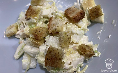 Вкусные сухарики готовы. Можно украшать ими салат. Приятного аппетита!