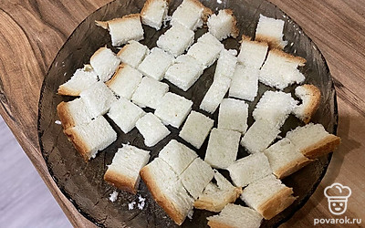 Нарезаем батон на кубики.