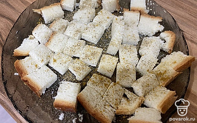 Добавляем соль, черный перец, специи карри.