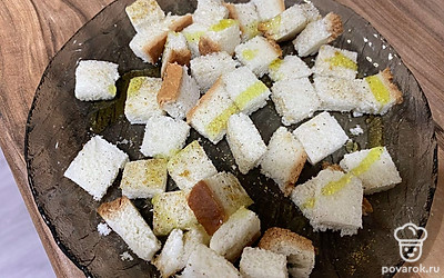 Приправляем оливковым маслом и перемешиваем. Ставим в микроволновку на 30-40 секунд.