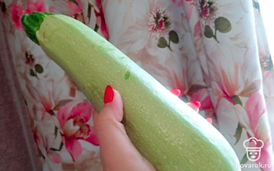 Кабачок промыть и очистить от кожуры. 