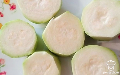 Нарезать кабачок на кружочки, в высоту около 7 сантиметров каждый. 