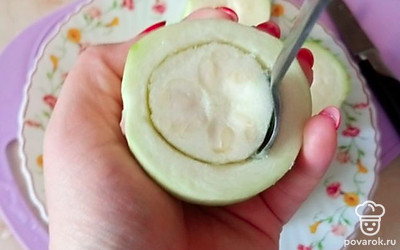 Аккуратно вынуть мякоть кабачка. В моем случае в середине кабачка были семена, я их и вынула ложкой.