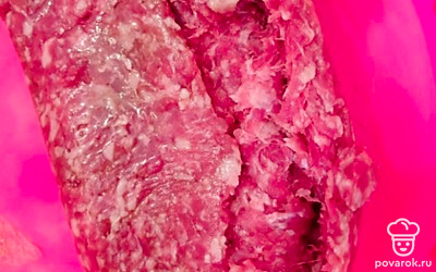 Готовый фарш посолить по вкусу. 