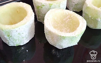 Кольца кабачков обвалять в муке.