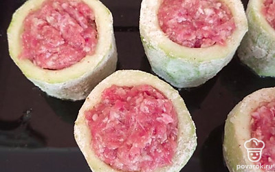 Противень смазать растительным маслом и выложить кольца кабачков. Наполнить их фаршем и отправить в духовку. 