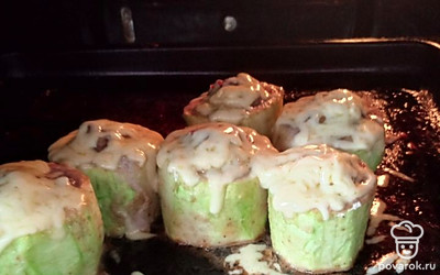 За 5 минут до готовности посыпать кабачки тертым сыром, дать ему расплавиться.