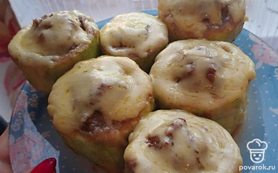 Подавать кабачки с фаршем можно как холодными, так и горячими. 