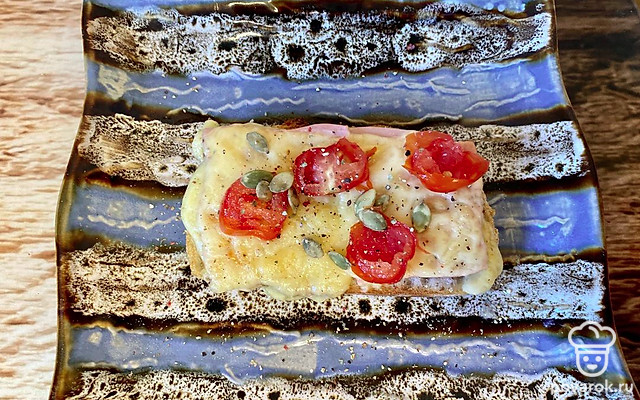 Запеченная брускетта с черри и тыквенными семечками — Рецепт с фото
