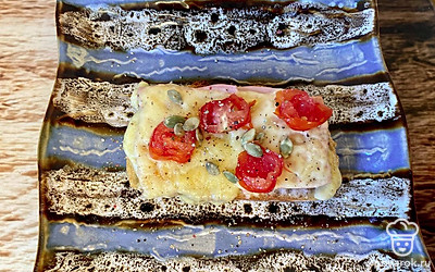 Перед подачей приправьте свежемолотым перцем и посыпьте тыквенными семечками.