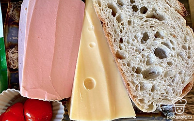 Подготовьте все необходимые продукты для брускетты.