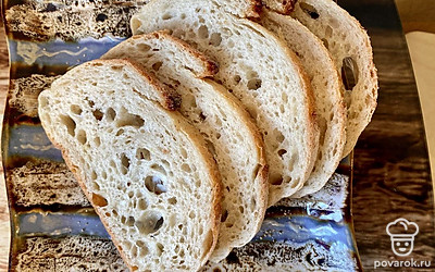 Хлеб нарежьте на ломтики толщиной 1-1,5 сантиметра. Хорошо подойдет пшеничный на закваске или чиабатта.