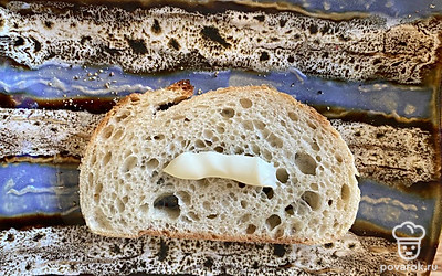 Выдавите немного майонеза на хлеб, распределите.