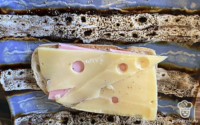 Укройте хлеб колбасой, а сверху сыром.