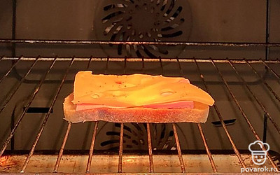 В разогретую до 225 градусов духовку отправьте запекаться бутерброд на 7 минут.