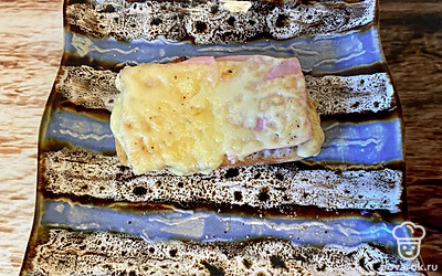 Достаньте брускетту, когда сыр расплавится.