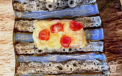 Выложите сверху колесики помидорок черри.