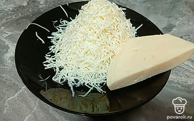 Натрите сыр на мелкой терке.
