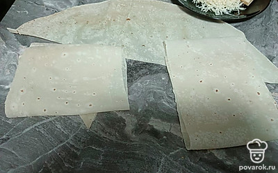 Разрежьте лаваш на листы равные длине сосиски. 