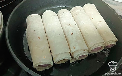 На разогретой сковороде обжарьте рулетики с каждой стороны до золотистой корочки.