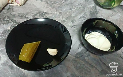 Хот-доги можно подать с кетчупом, а можно приготовить другой соус. Зубчик чеснока и соленый огурец натрите на мелкой терке и добавьте сметану. Хот-доги и наш соус готов. Приятного аппетита.