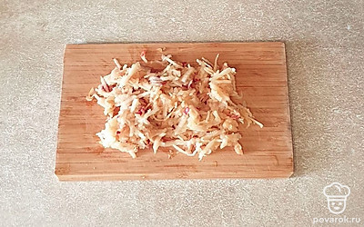 Яблоко помойте, просушите. Натрите на крупной терке, удаляя косточки.