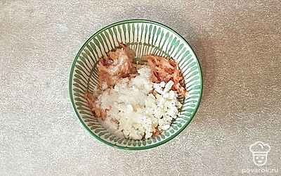 В миске смешайте творог, яблоко, сахар и желток.