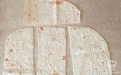 Лаваш нарежьте на небольшие кусочки.