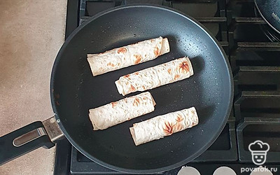 На разогретую сковороду выложите трубочки с начинкой и обжарьте на среднем огне до золотистого цвета.