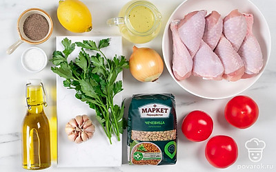 Промойте мясо и обсушите. Вымойте лимон и промойте петрушку. С лука и чеснока снимите шелуху. Промойте чечевицу.