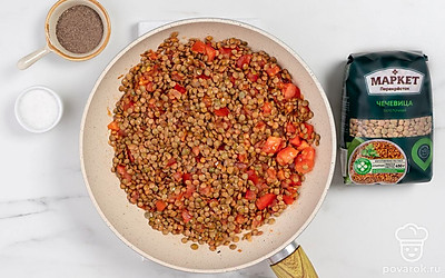 Голени обжарьте в масле и выложите на тарелку. Мелко нарежьте лук и обжарьте до мягкости. Выложите к луку чечевицу и помидоры. Влейте бульон. Выложите обжаренную курицу.