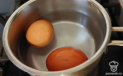 Отвариваем в смятку яйца, после закипания должно пройти не больше 2 минут.