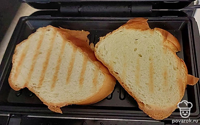 Поджариваем хлеб (в тостере или мультипекаре).